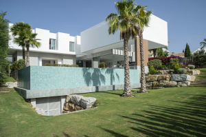 Bright contemporary villa close to golf