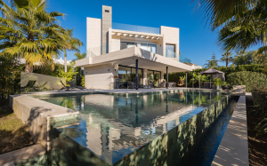 Contemporary Villa in Golf Oasis